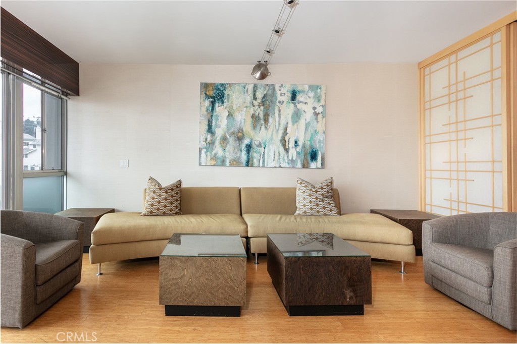 999 N Doheny Drive 402