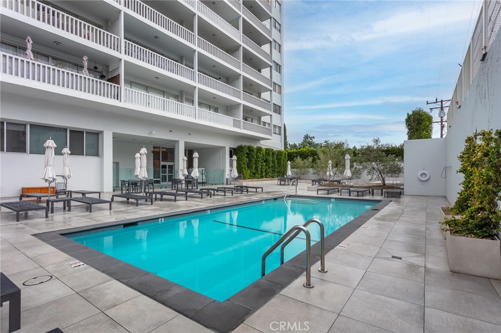 999 N Doheny Drive 402