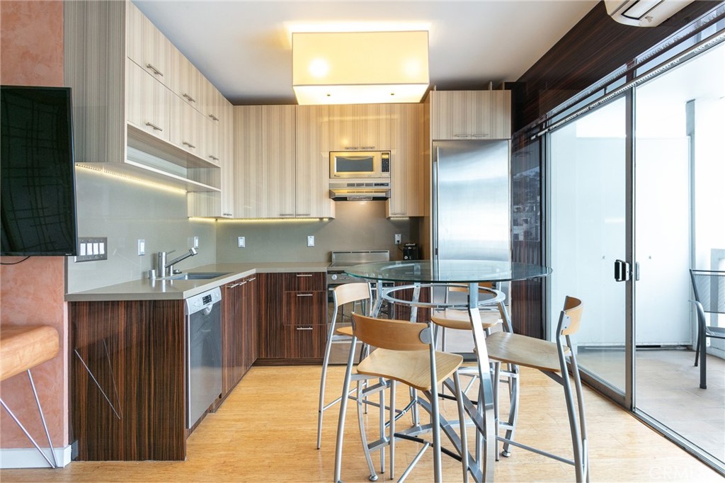 999 N Doheny Drive 402