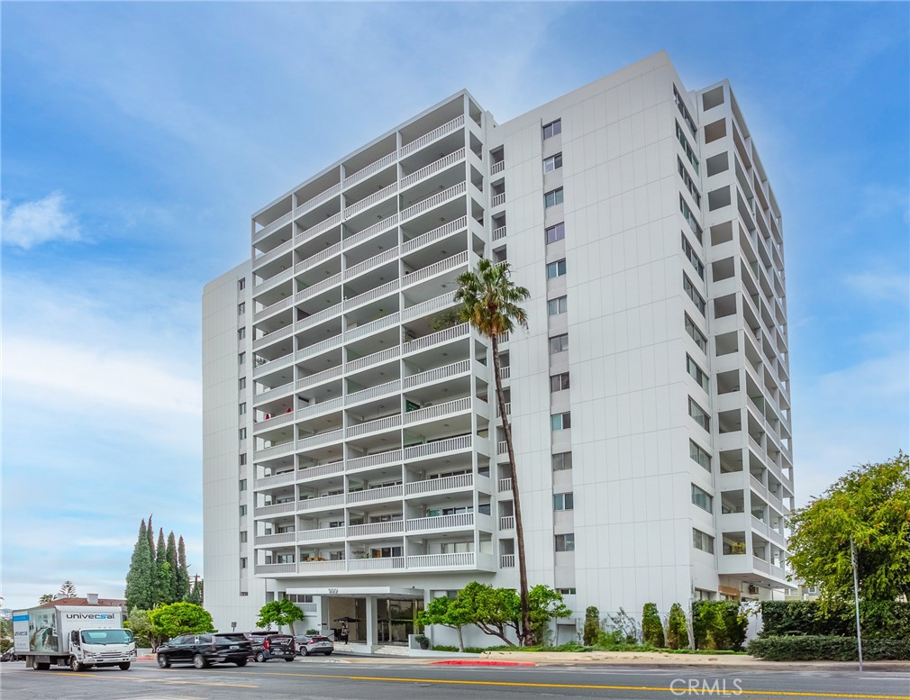 999 N Doheny Drive 402