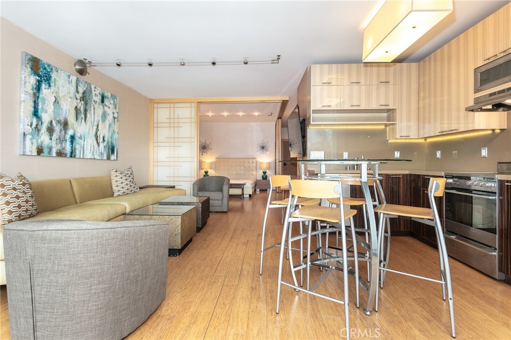 999 N Doheny Drive 402