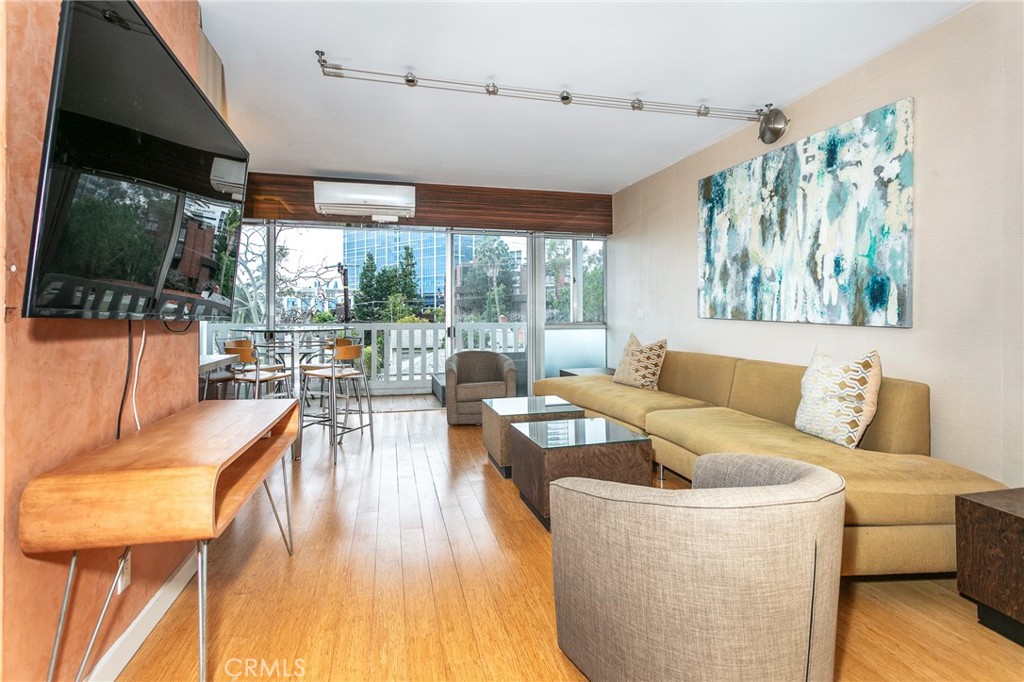 999 N Doheny Drive 402