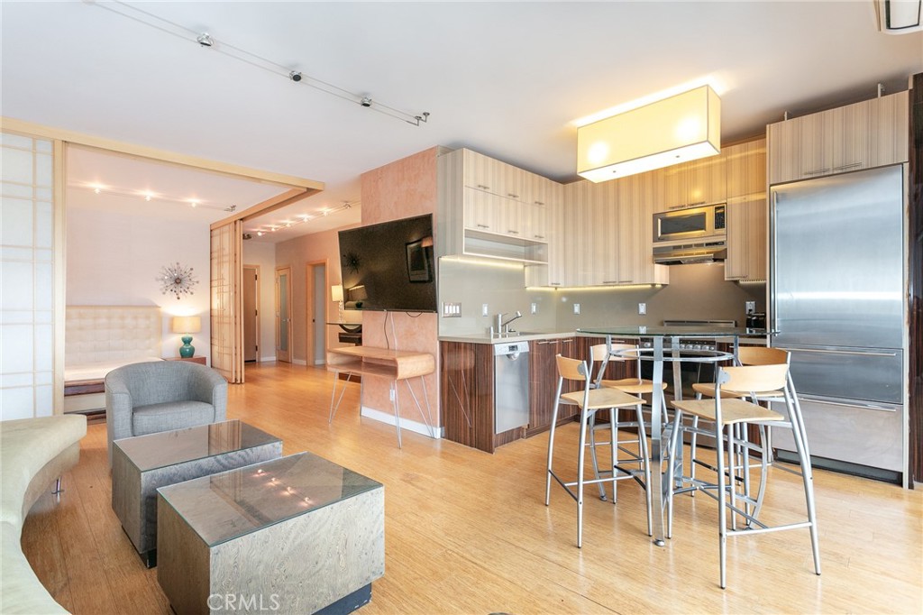 999 N Doheny Drive 402