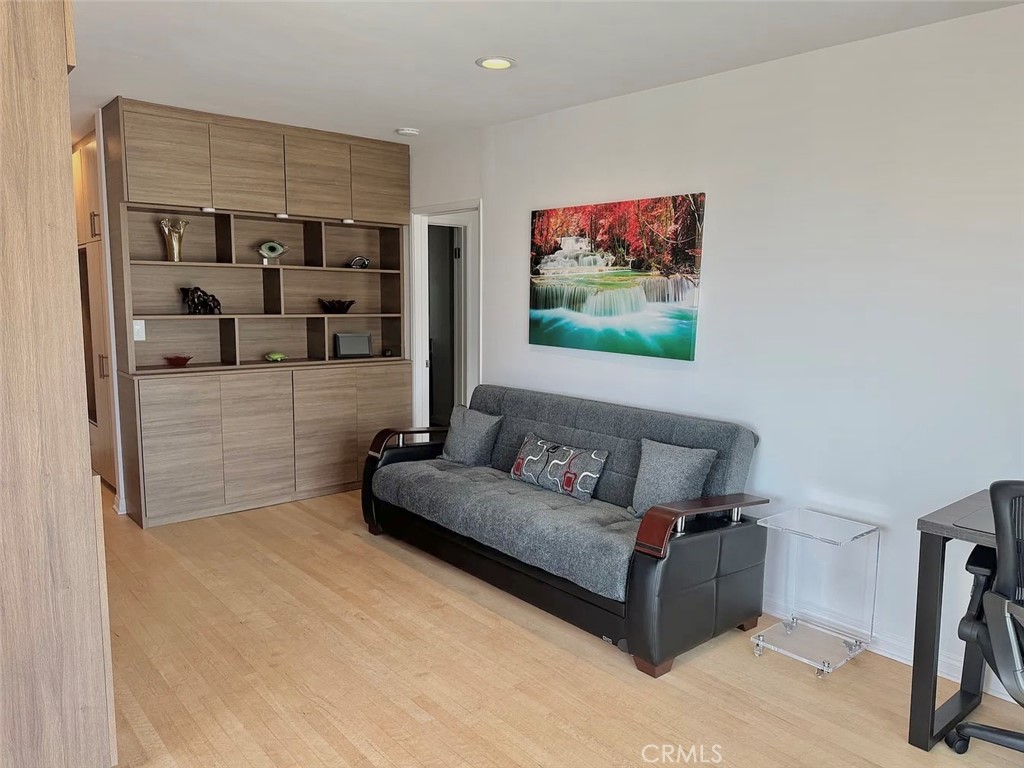 1649 Appian Way 312
