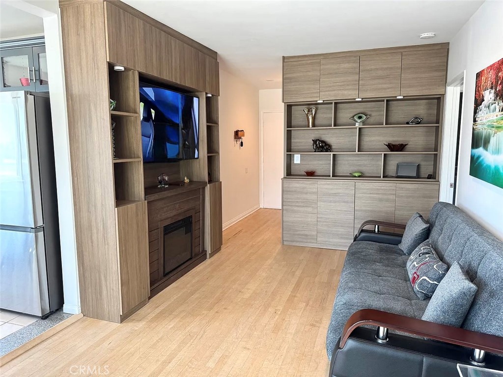 1649 Appian Way 312