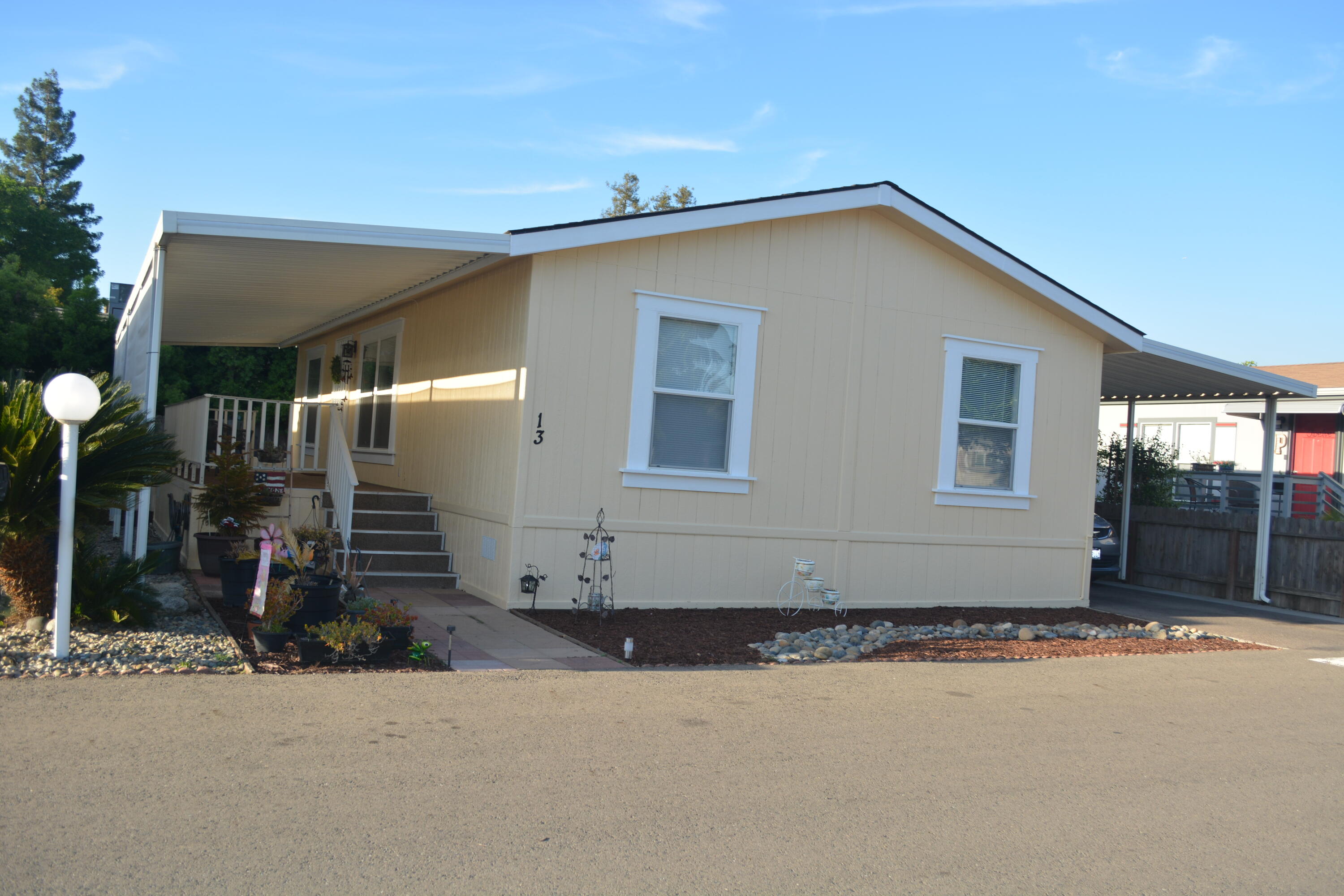 415 N Akers Street, 13
