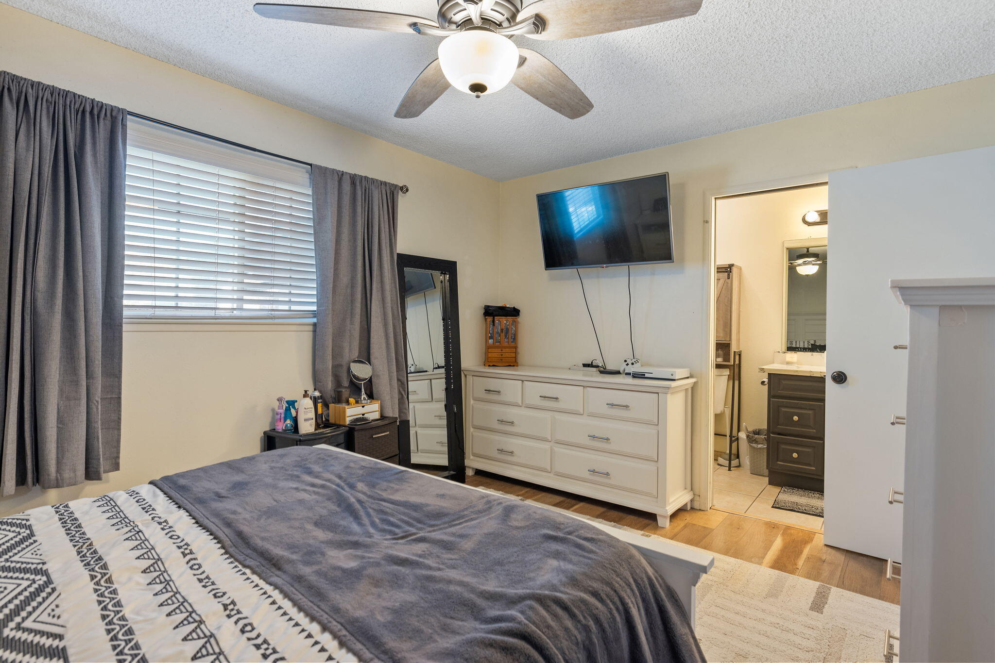 1134 W Harter Avenue