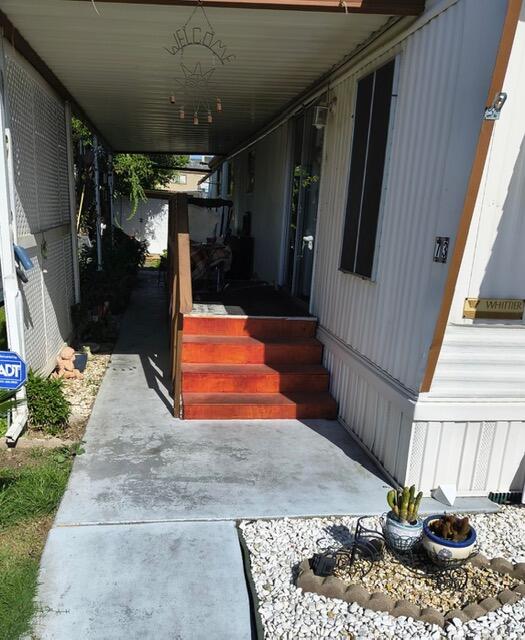 820 Chinowth Street, 73