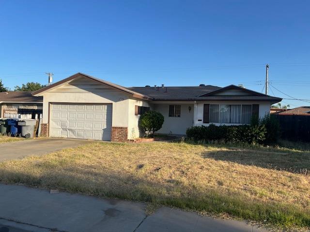 670 W Santa Ana Avenue