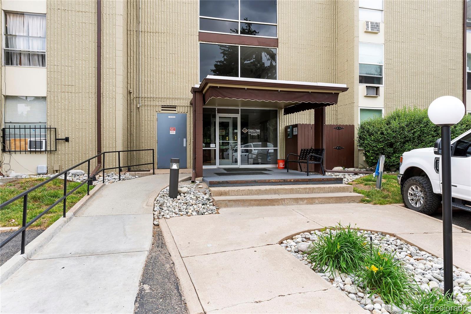 2231 S Vaughn Way Unit: 118B