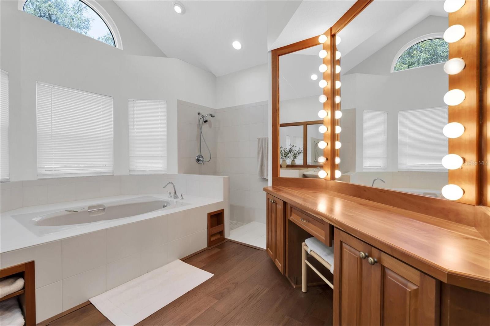 300 CASCADE LN