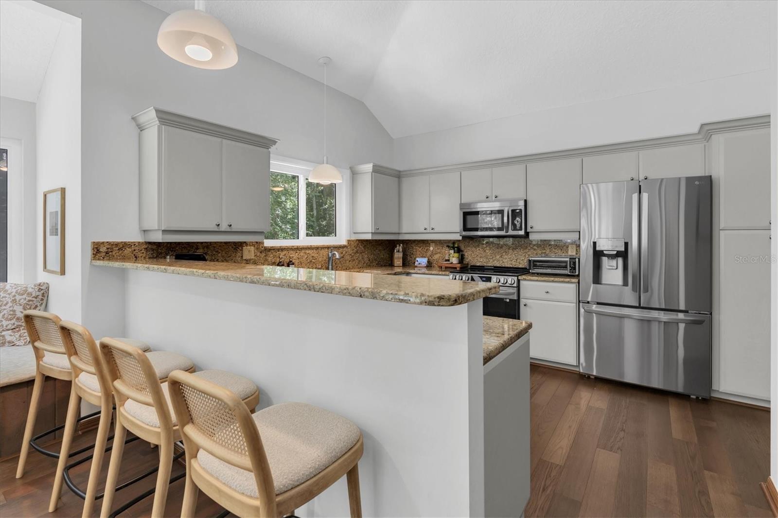 300 CASCADE LN
