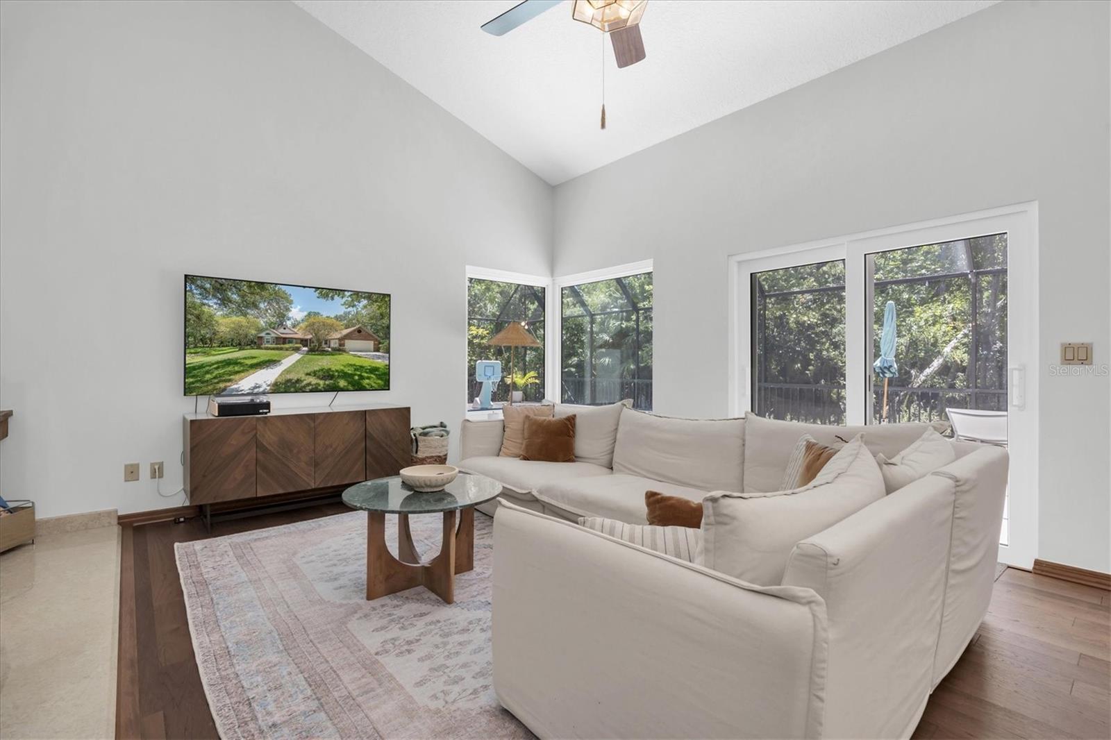 300 CASCADE LN