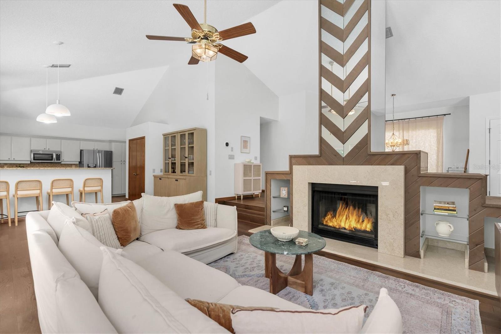 300 CASCADE LN