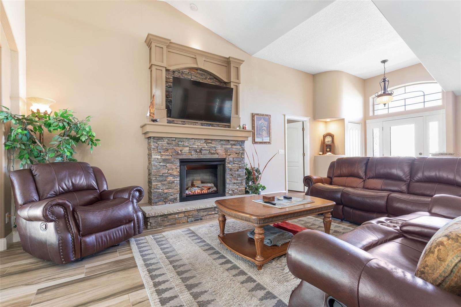 46 WOODWARD LN