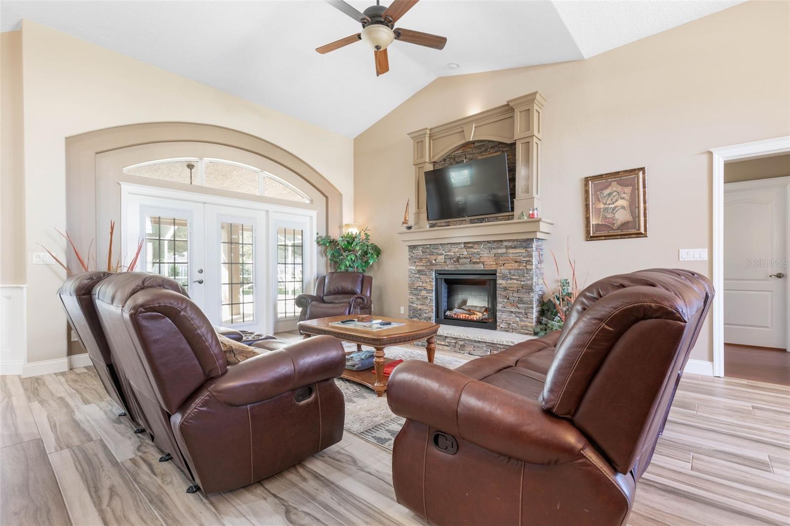 46 WOODWARD LN