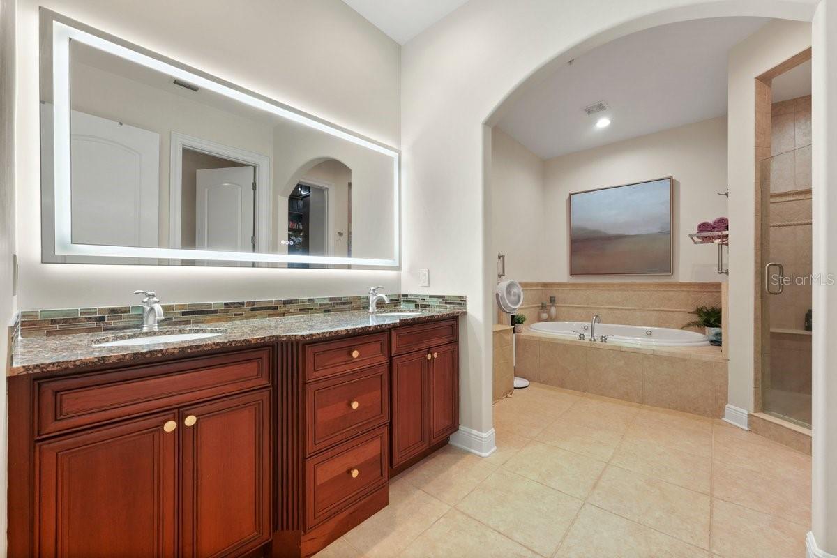 114 CLUB HOUSE DR #305