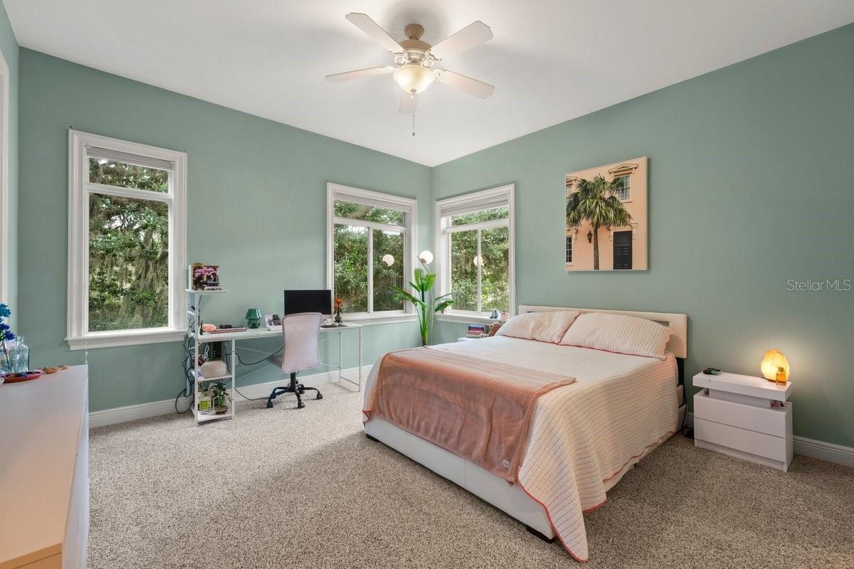114 CLUB HOUSE DR #305