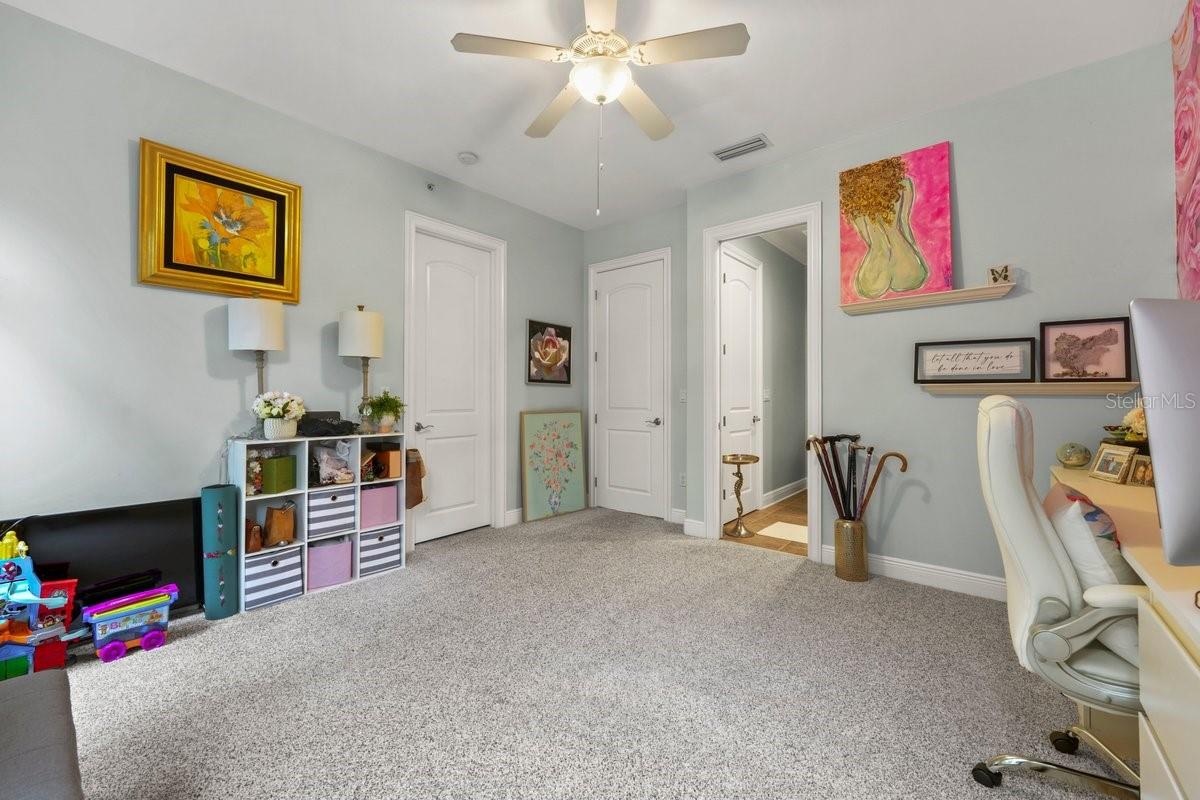 114 CLUB HOUSE DR #305