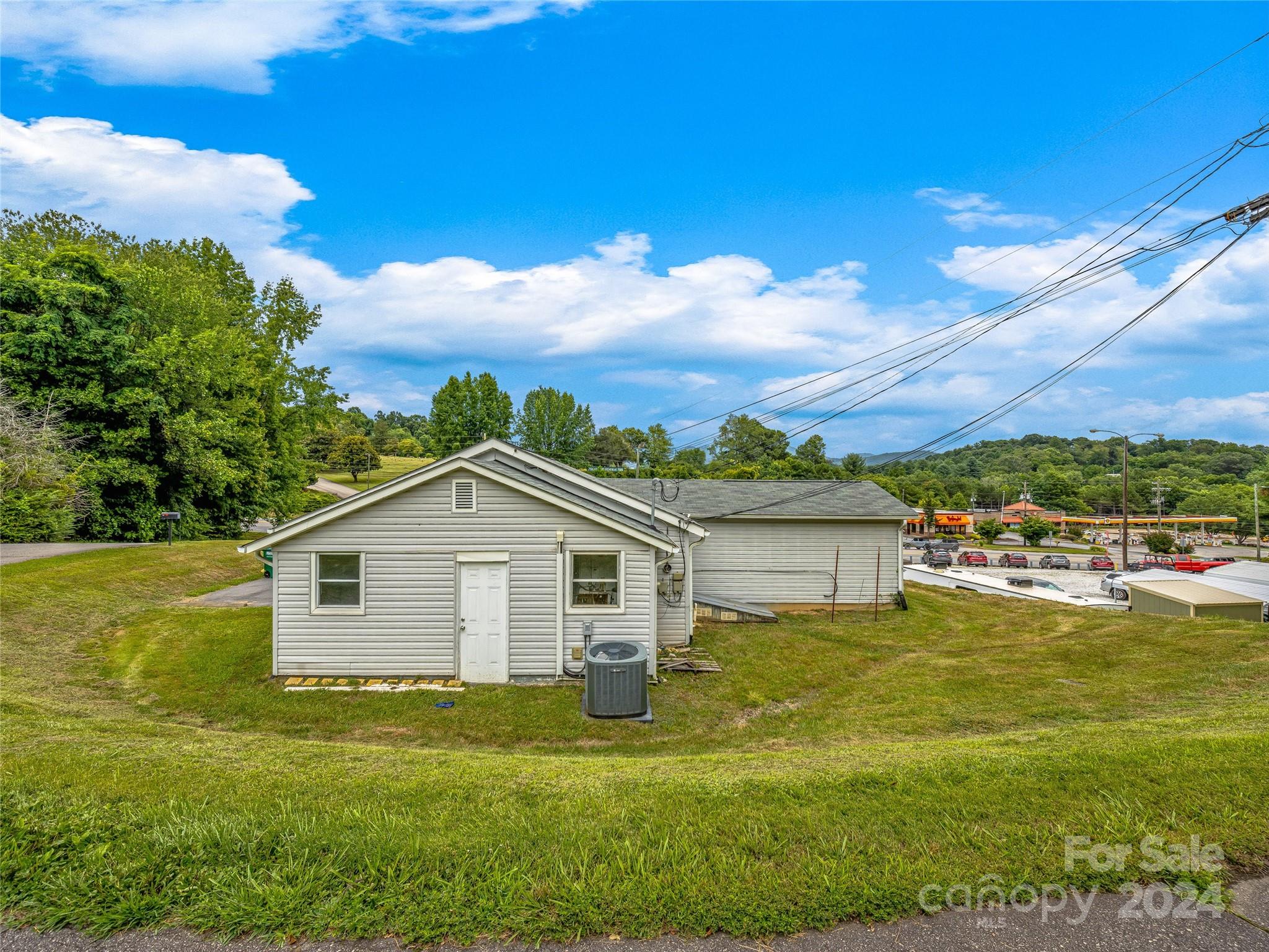 1528 Smokey Park Highway