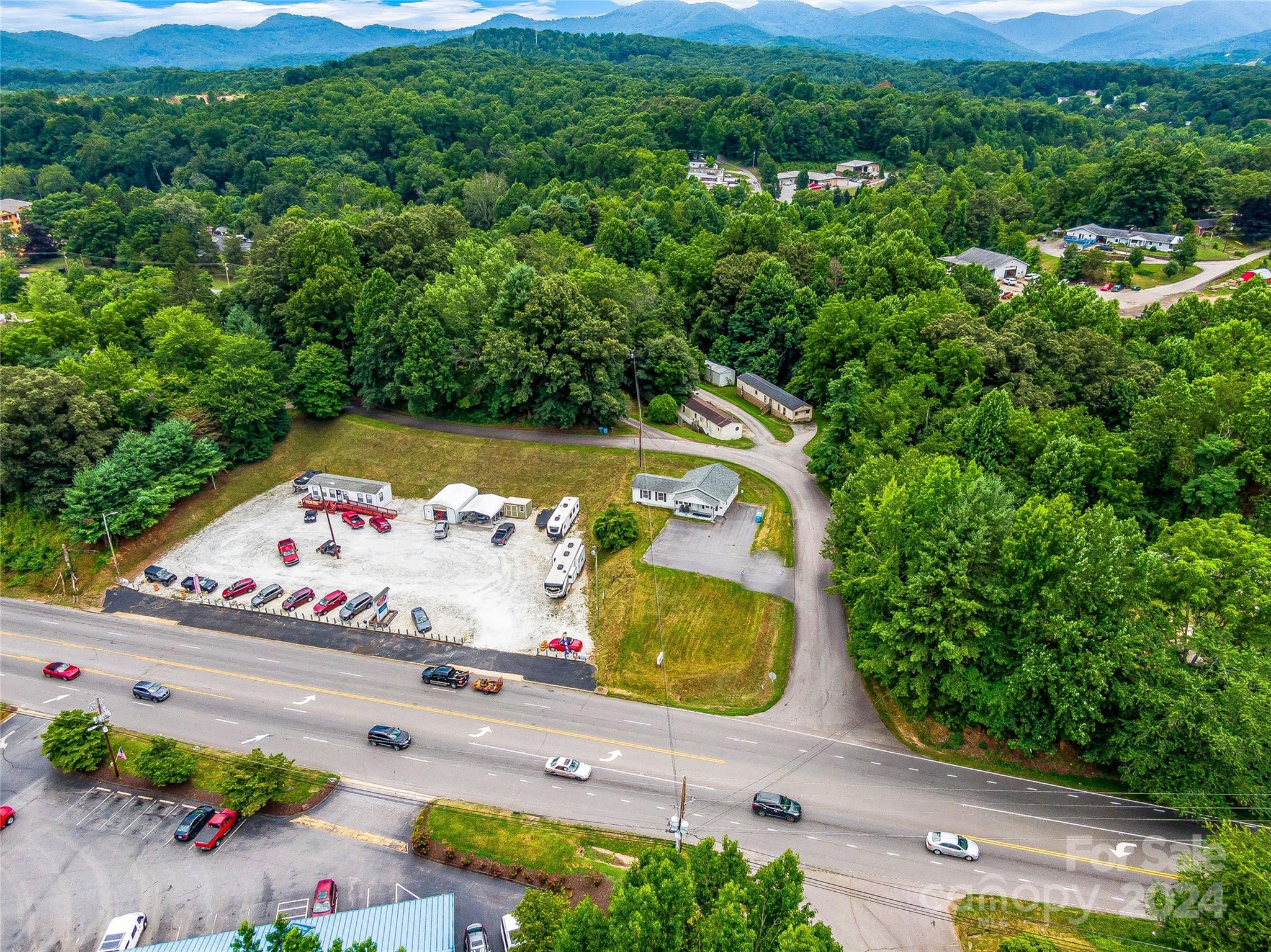 1528 Smokey Park Highway
