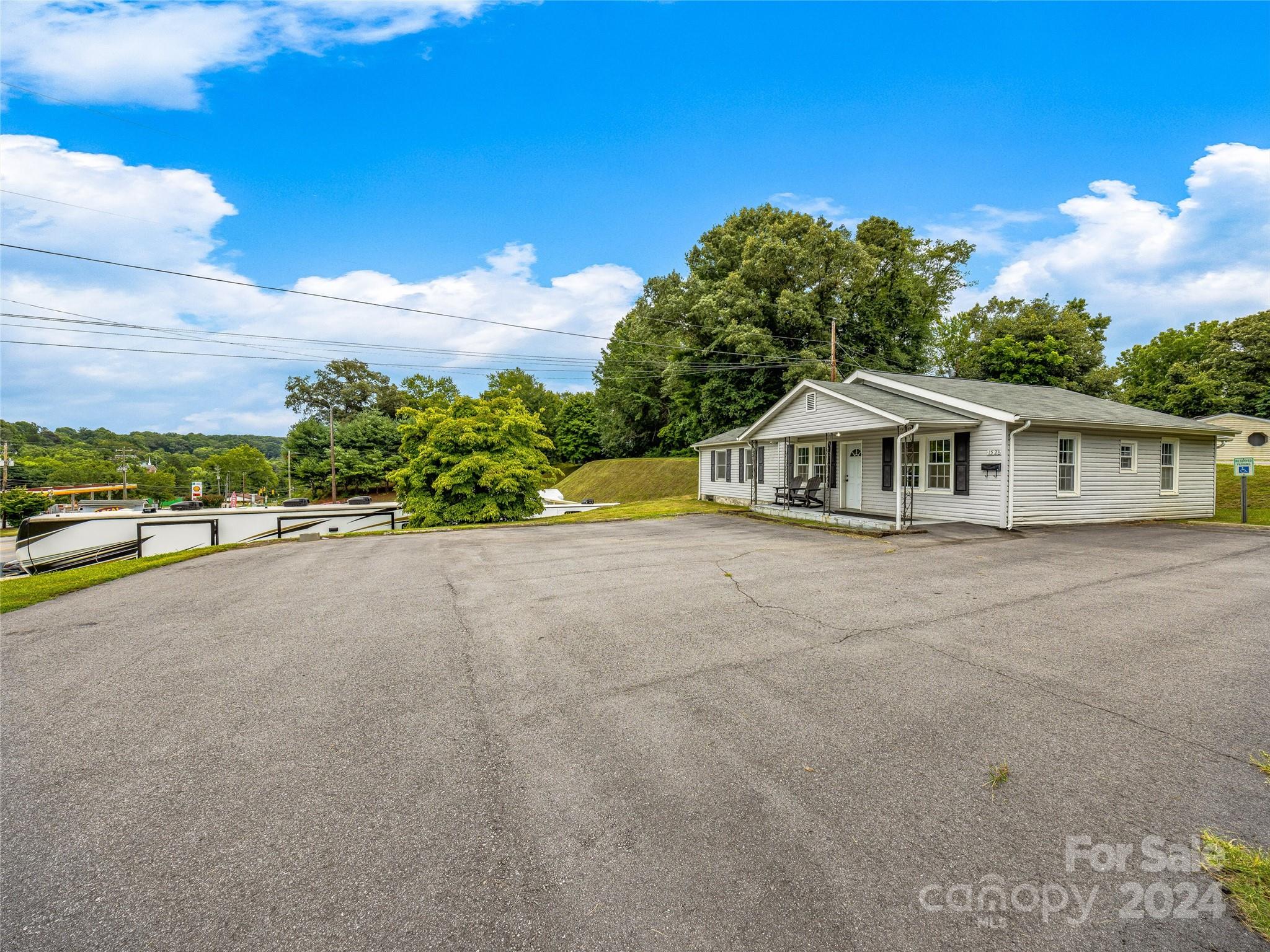 1528 Smokey Park Highway