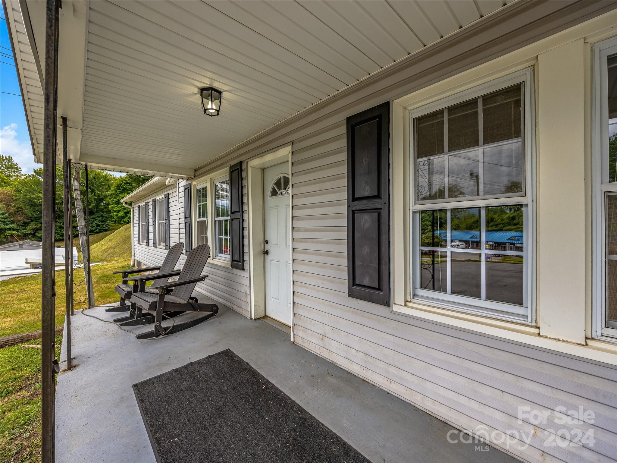 1528 Smokey Park Highway