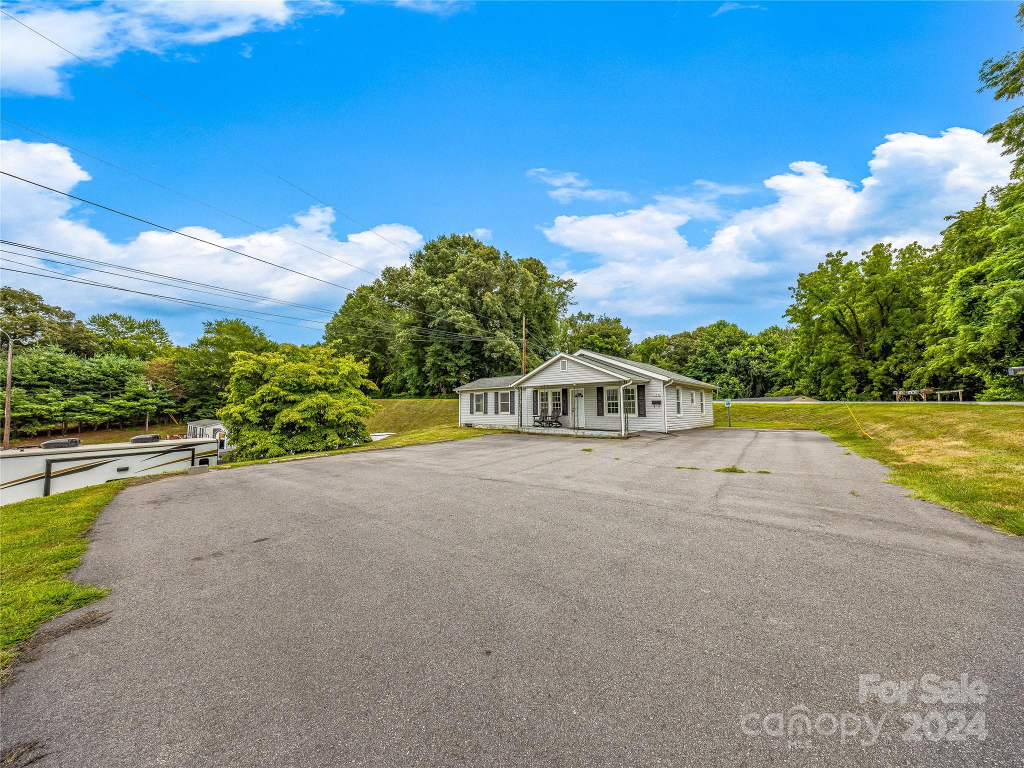 1528 Smokey Park Highway