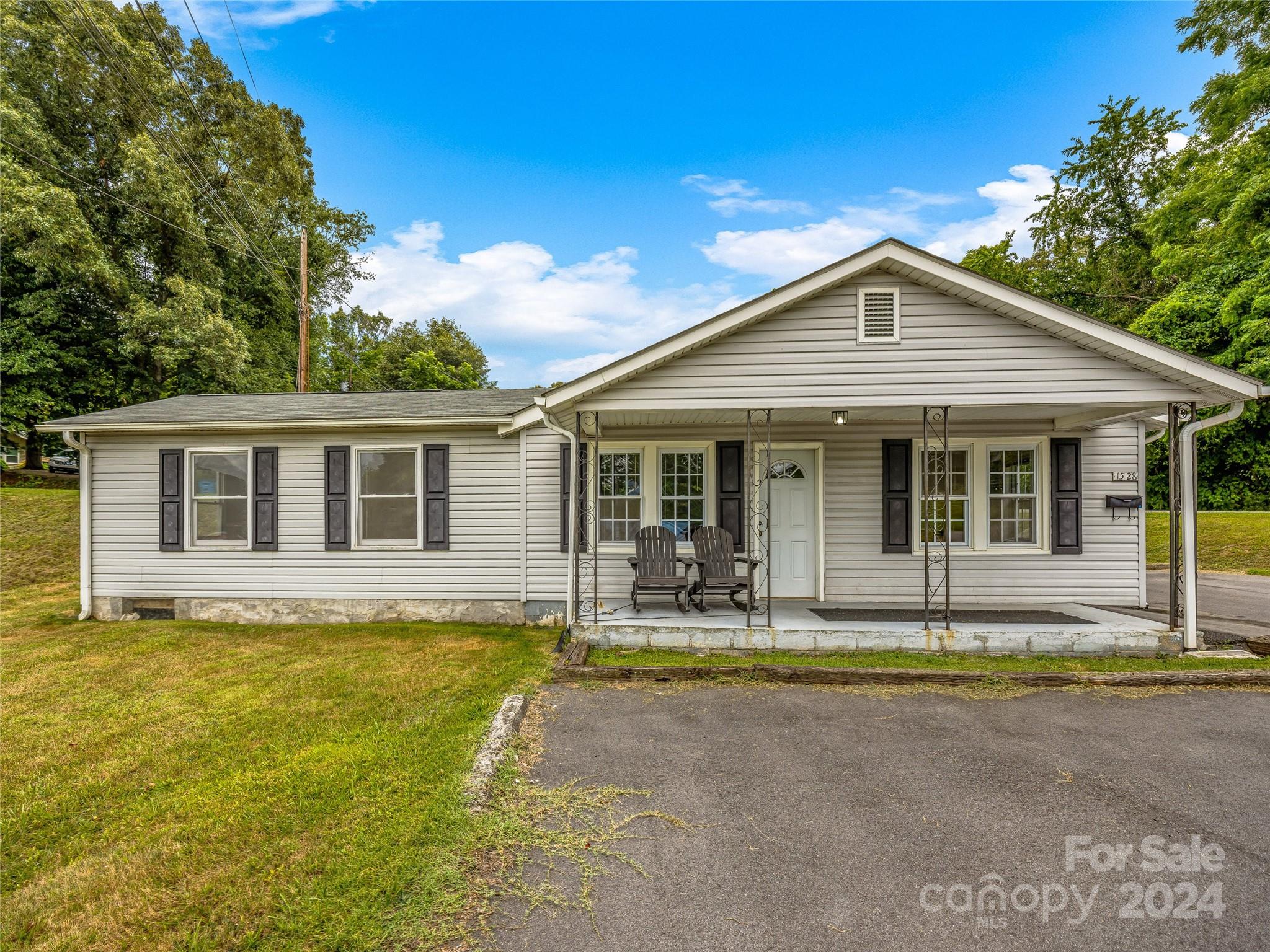 1528 Smokey Park Highway