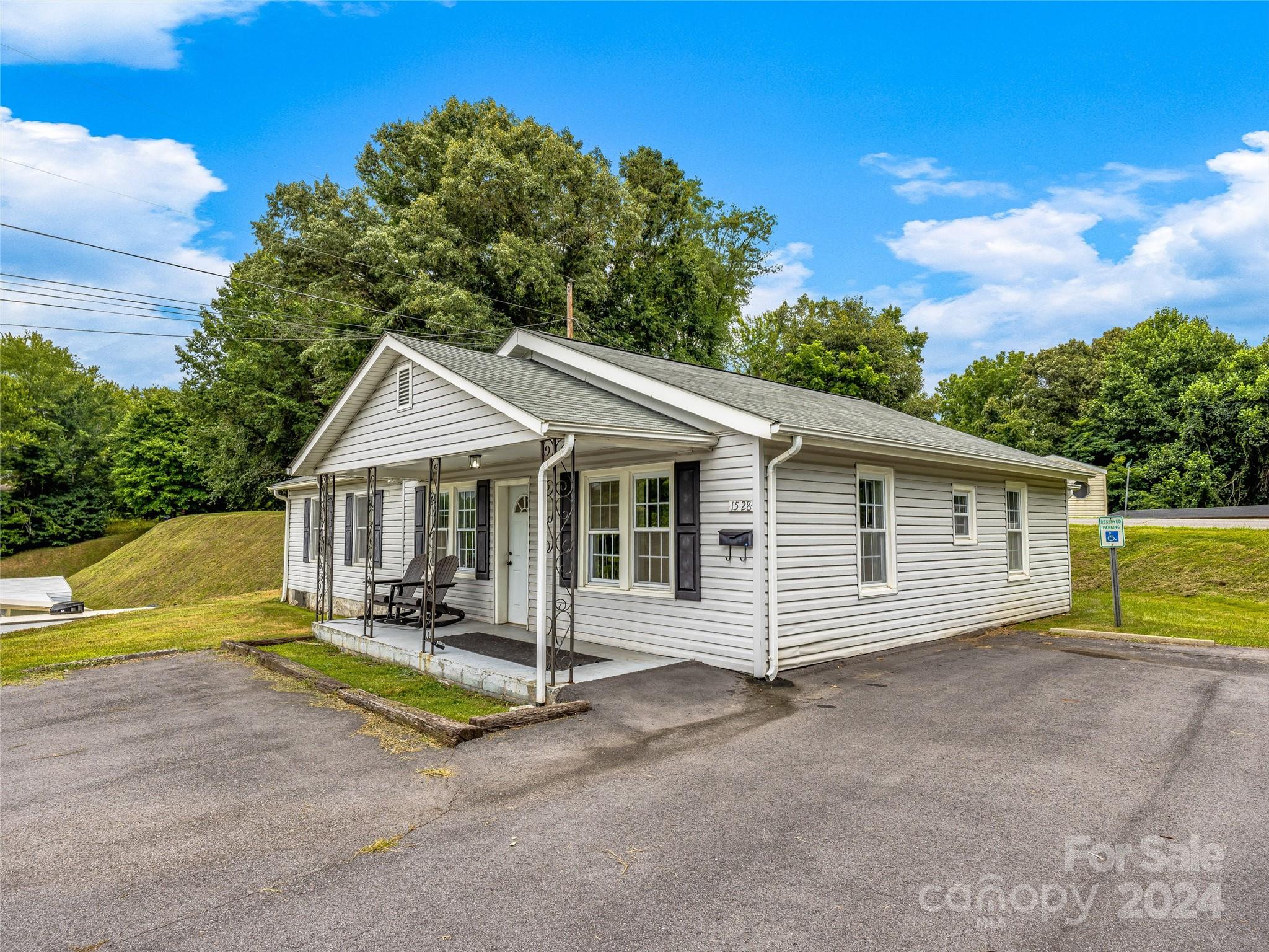 1528 Smokey Park Highway