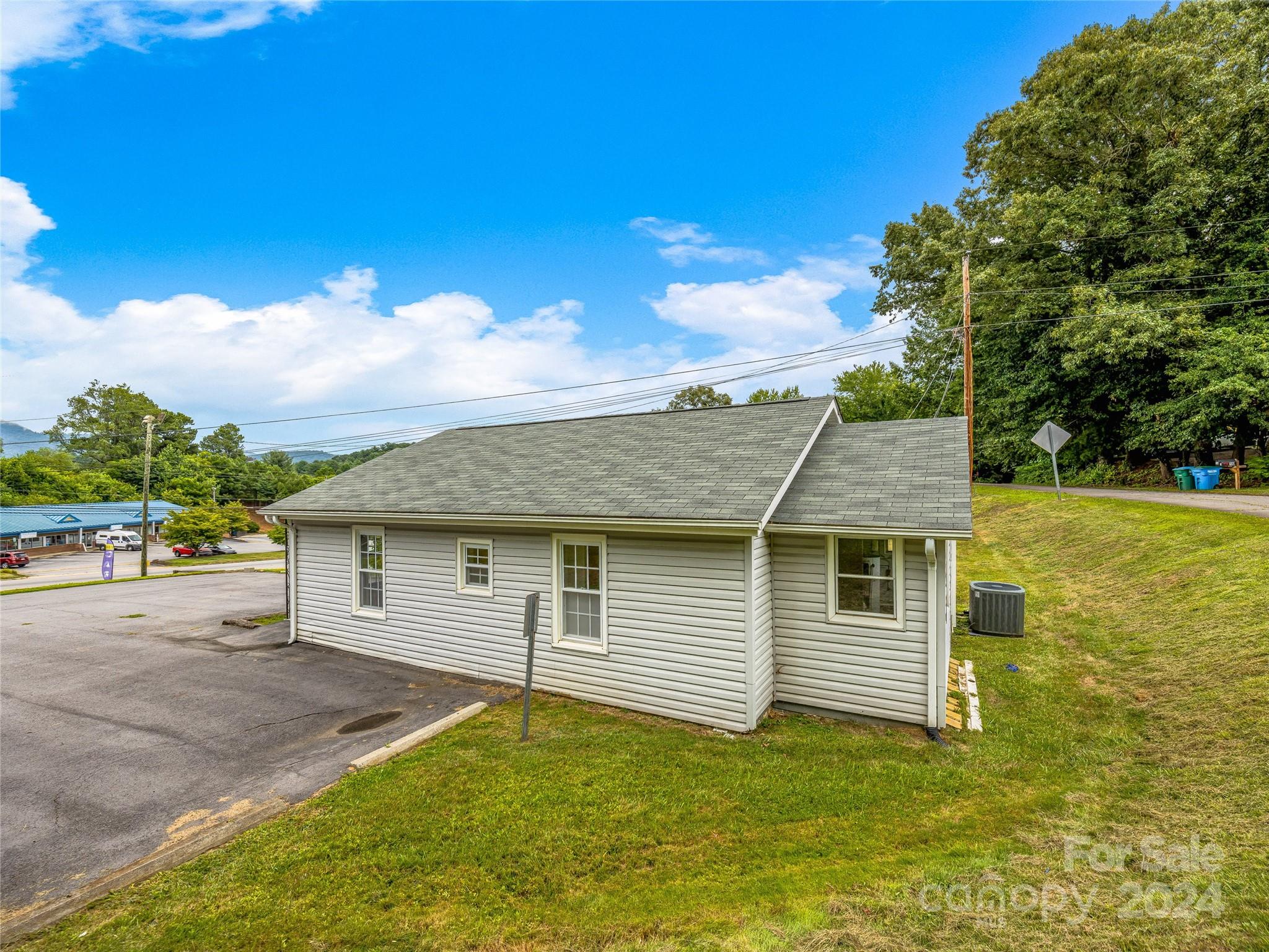 1528 Smokey Park Highway