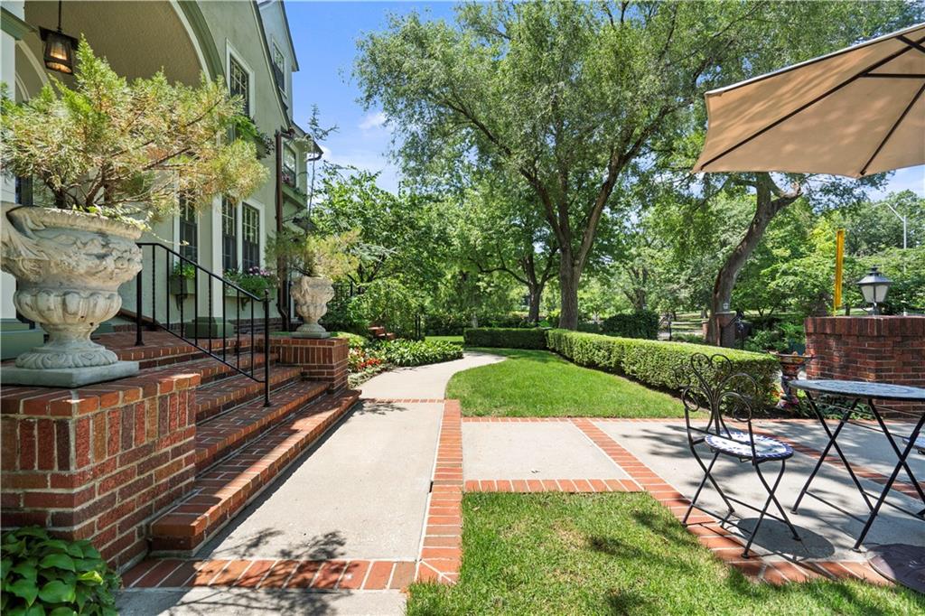 239 W 52nd Street