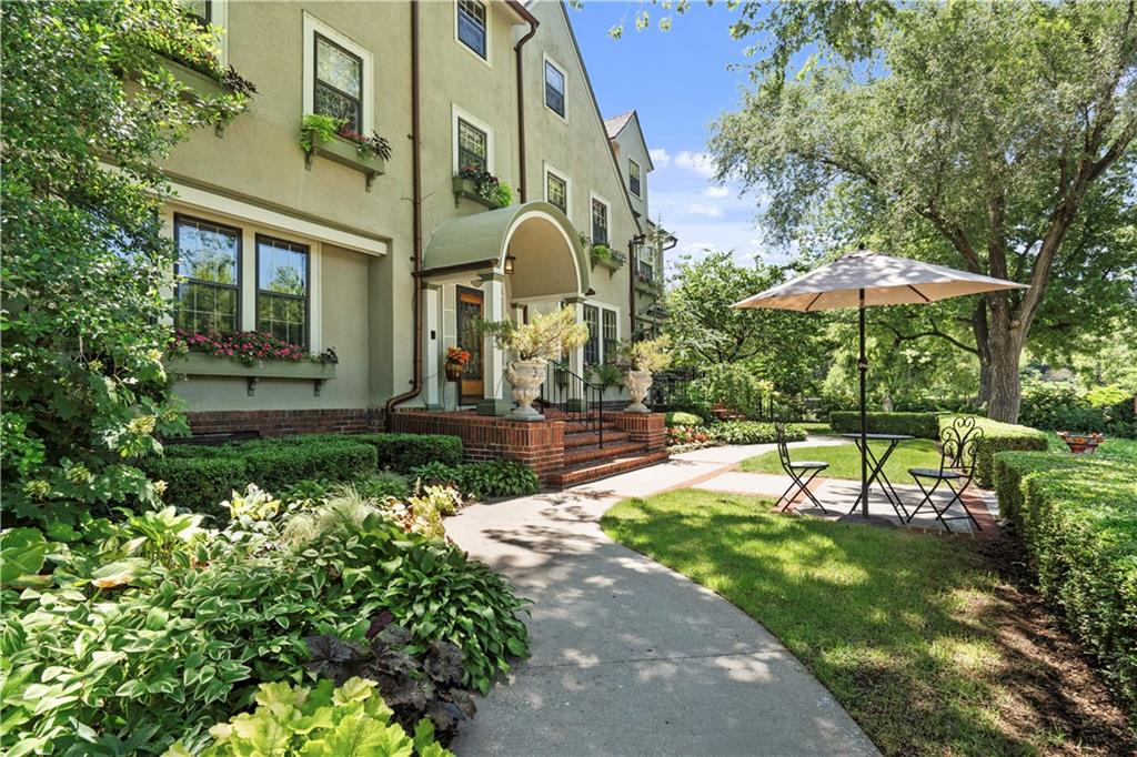 239 W 52nd Street
