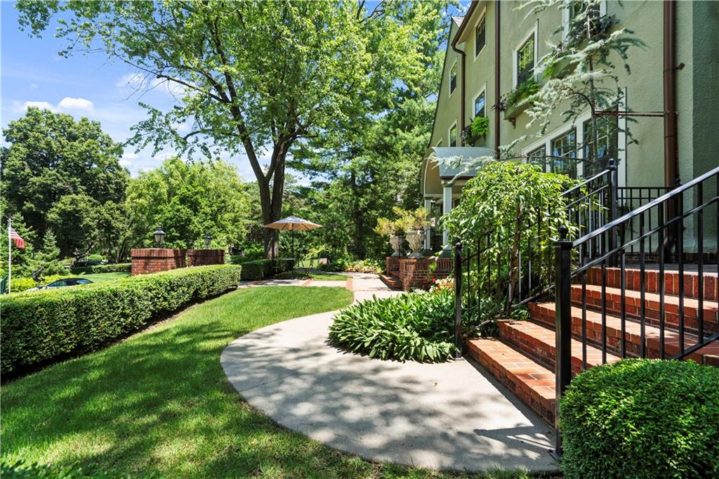 239 W 52nd Street
