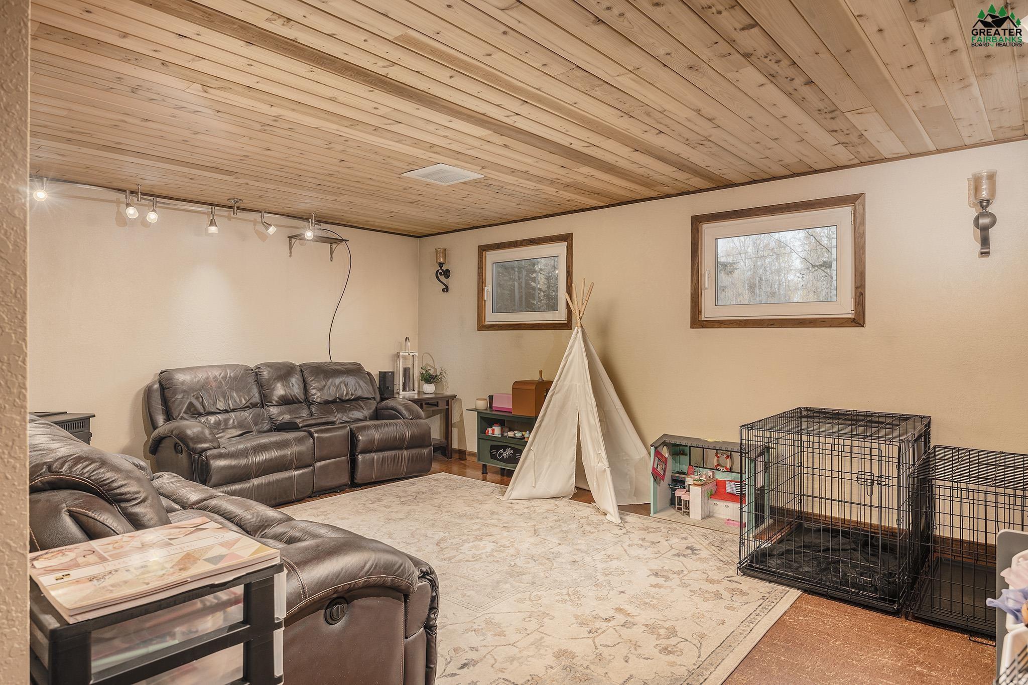 3915 LAKEWOOD LOOP