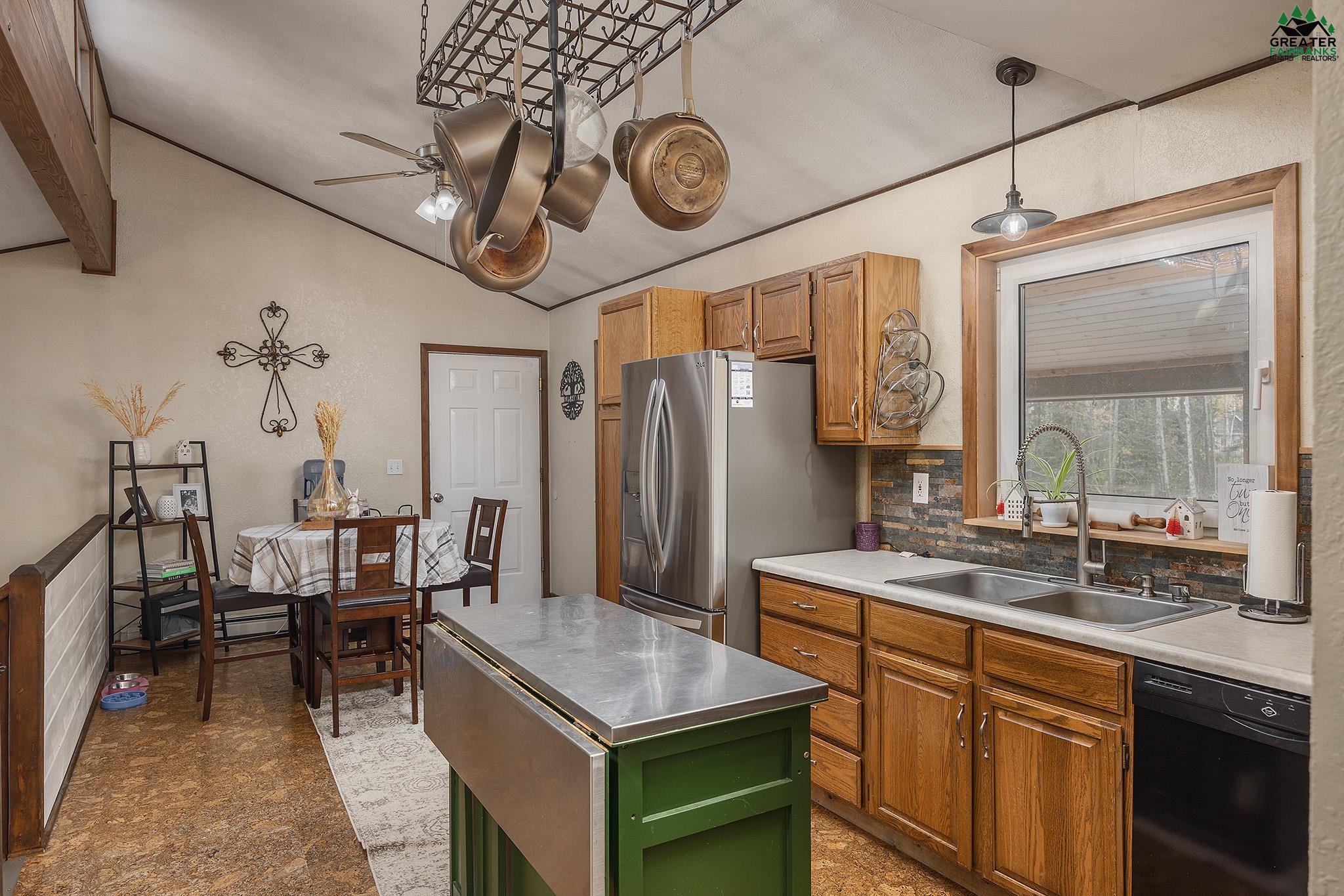 3915 LAKEWOOD LOOP