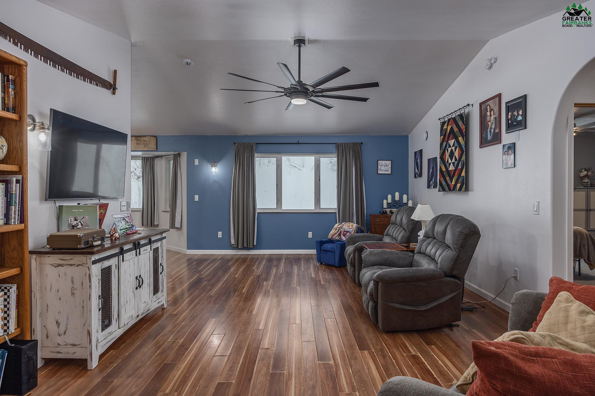 780 LAKLOEY DRIVE