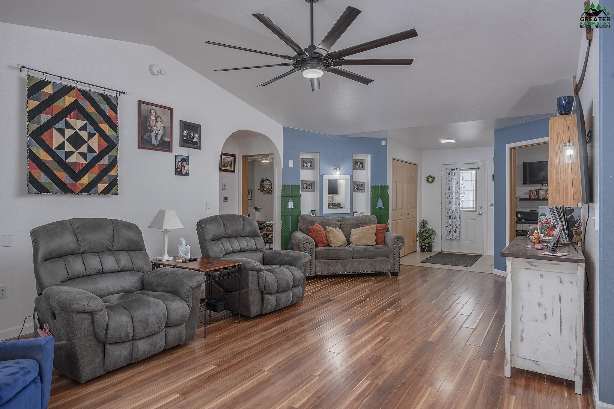 780 LAKLOEY DRIVE