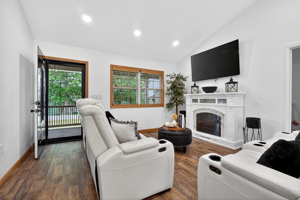 240 Dillon Ln