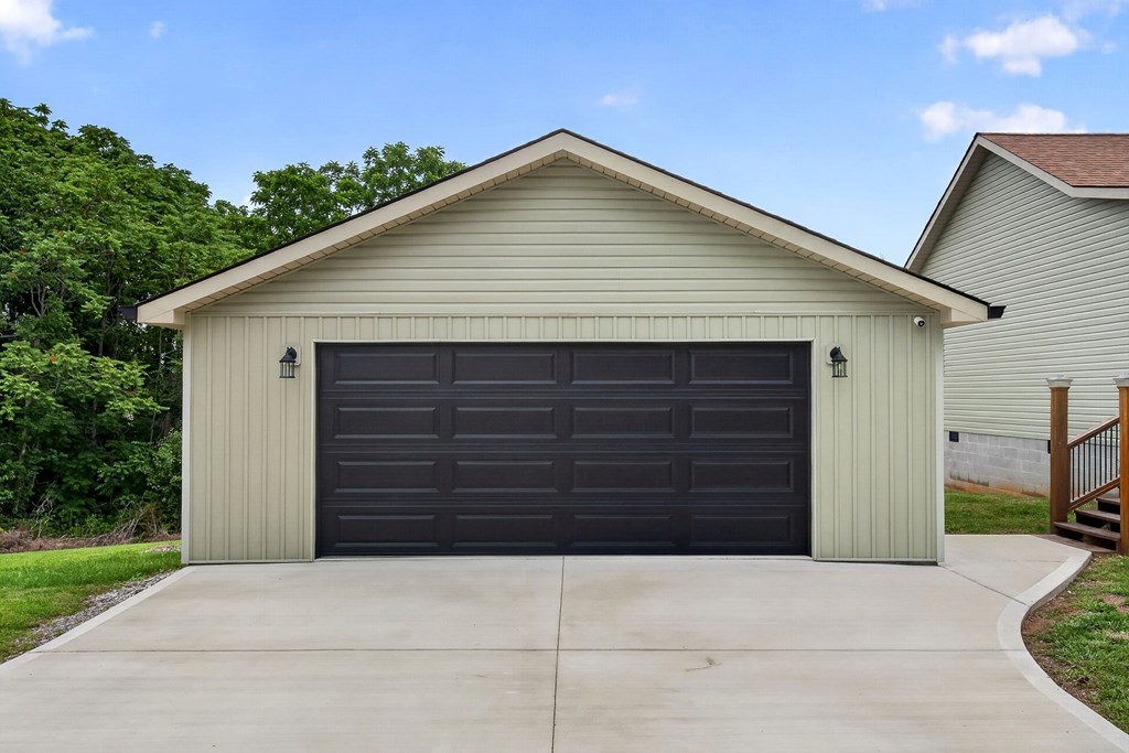 240 Dillon Ln