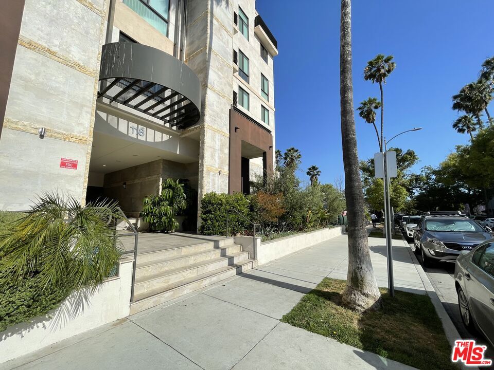 118 S Kenwood Street 302