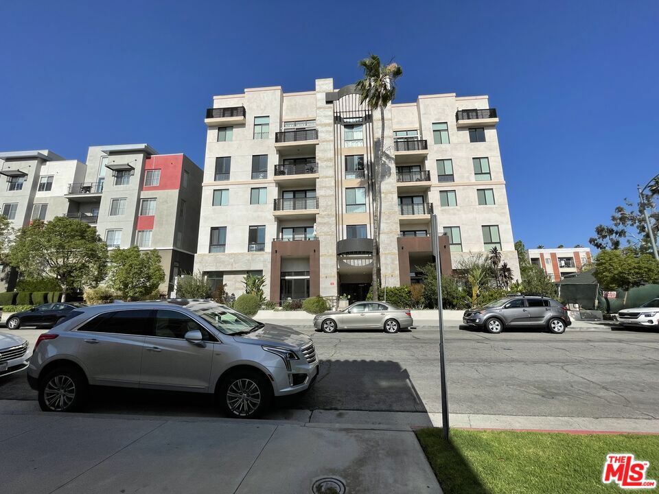 118 S Kenwood Street 302