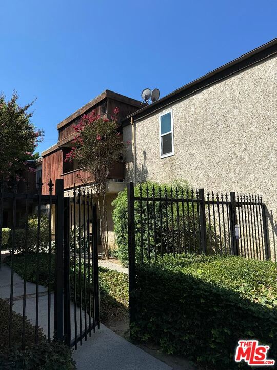 13112 Moorpark Street 1