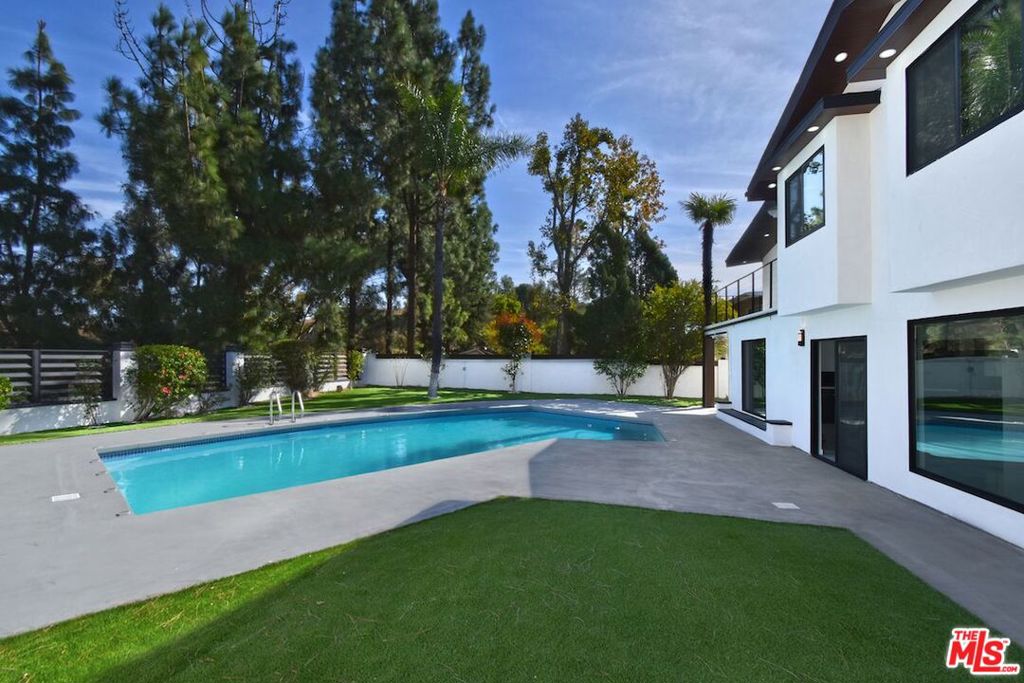 12112 Woodley Avenue