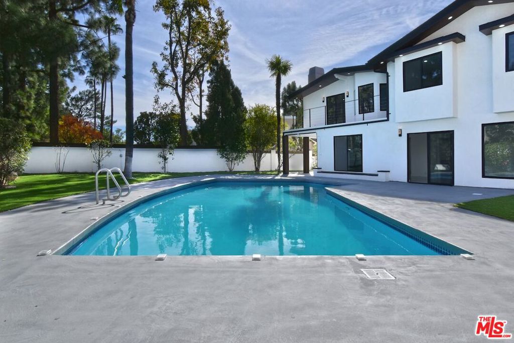 12112 Woodley Avenue