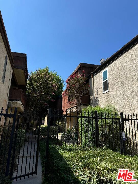 13112 Moorpark Street 1