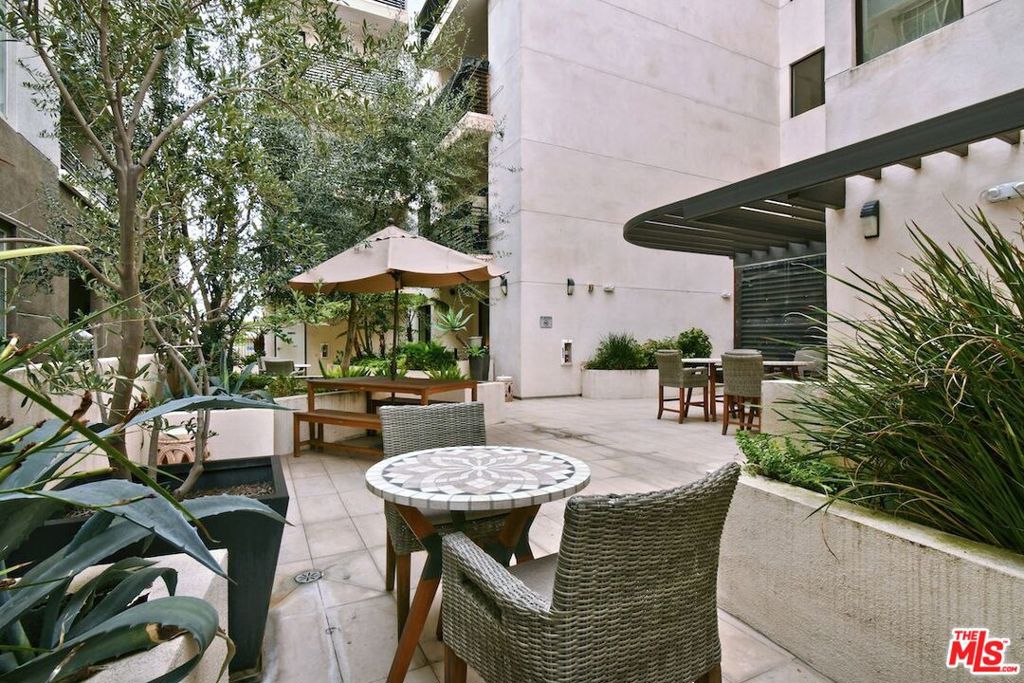 118 S Kenwood Street 305