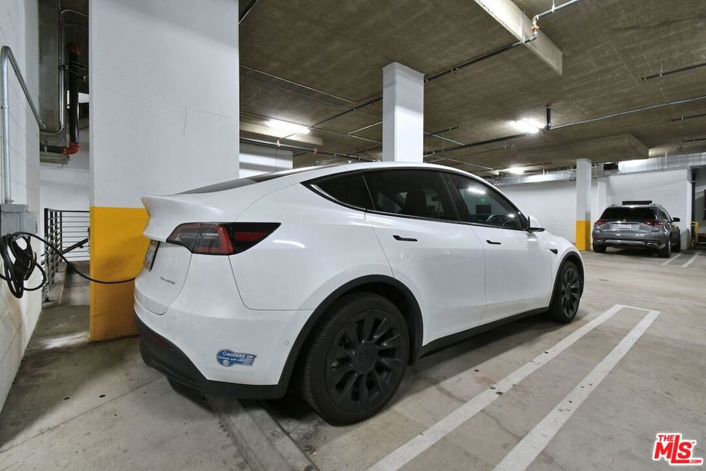 118 S Kenwood Street 305