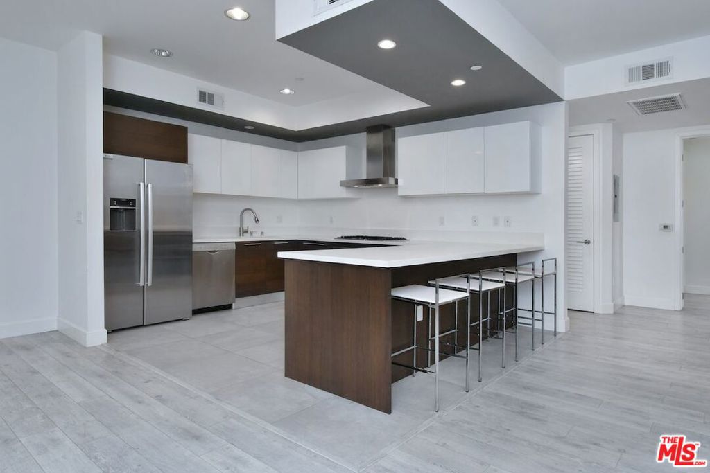 118 S Kenwood Street 305