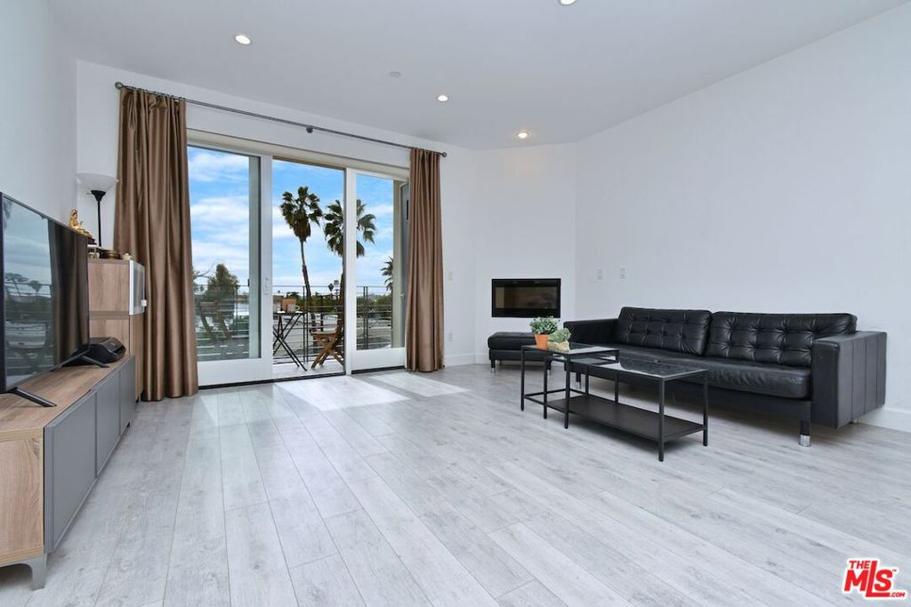 118 S Kenwood Street 305